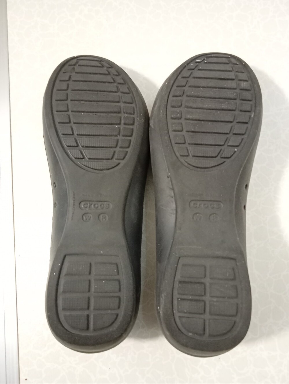 Crocs Flat Black Comfort Walking Shoes with Black Hardware sz 8 - Picture 4 of 4
